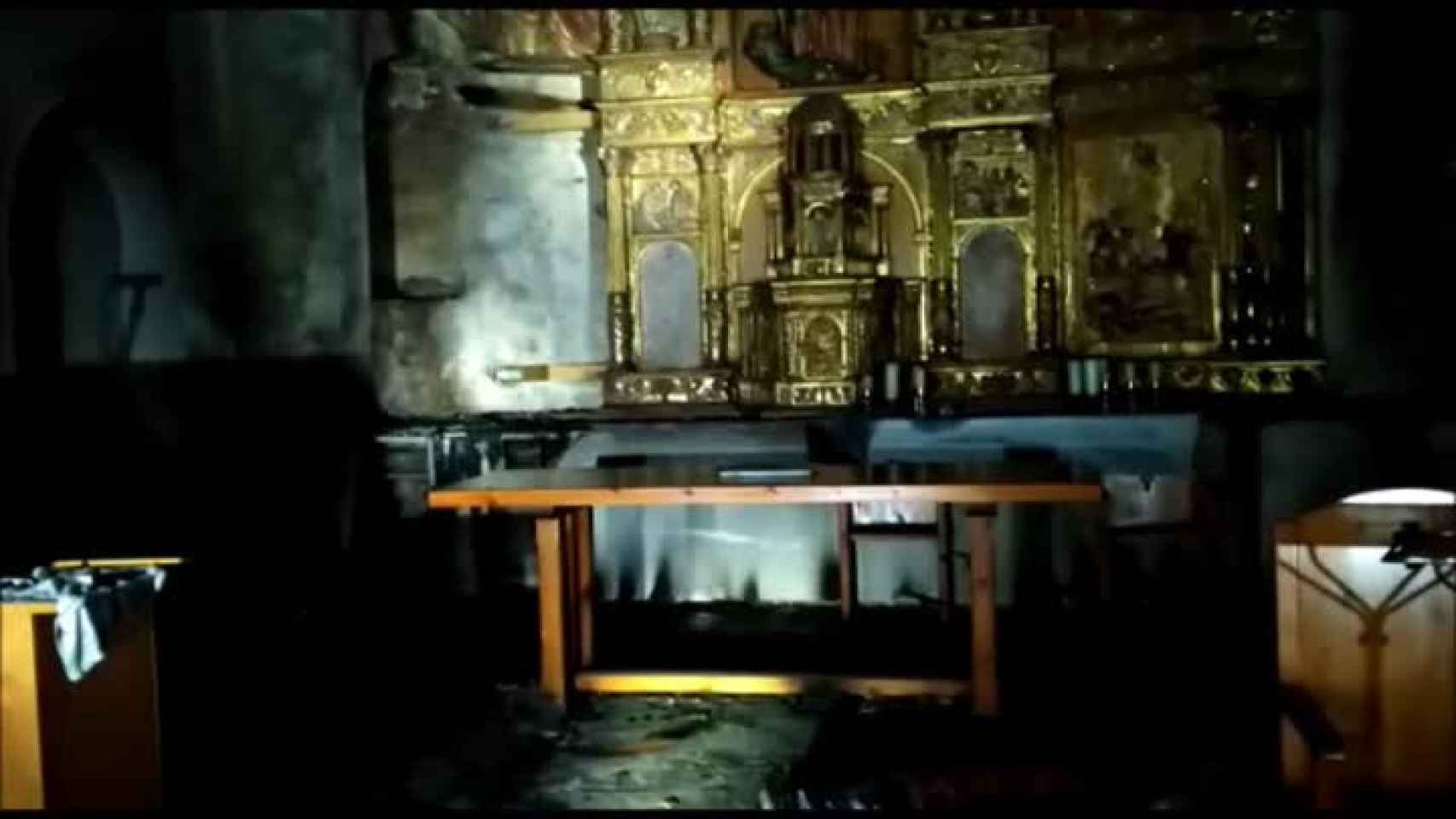 Un importante incendio en la iglesia de este pueblo del Bierzo destroza su retablo mayor 5