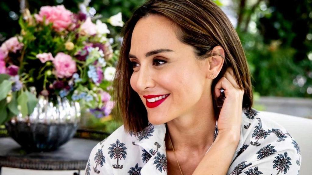 Tamara Falcó junto a flores de Floreale.