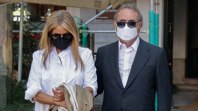 Pedro Trapote junto a su mujer, Begoña García-Vaquero, a la salida del restaurante donde han comido.