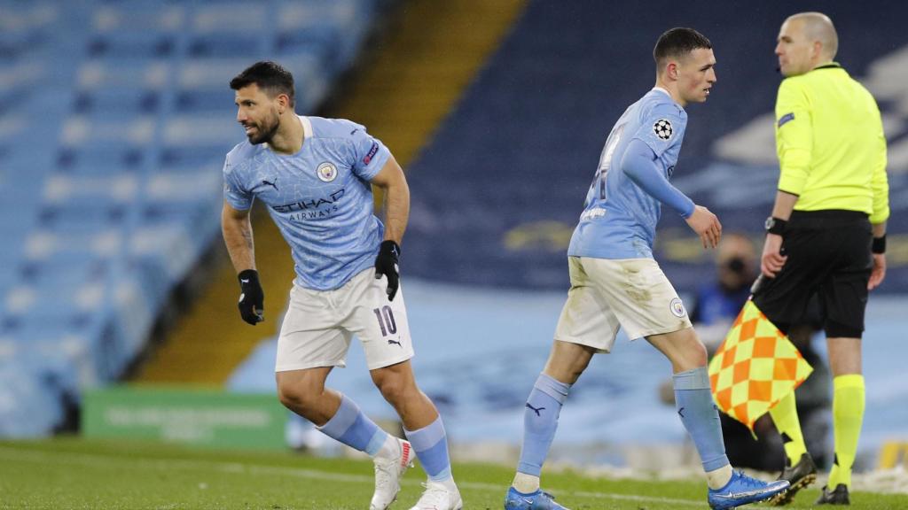 El 'Kun' Agüero salta al terreno de juego