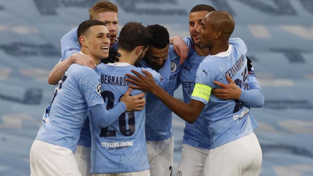 Piña de los jugadores del Manchester City para celebrar el gol de Mahrez