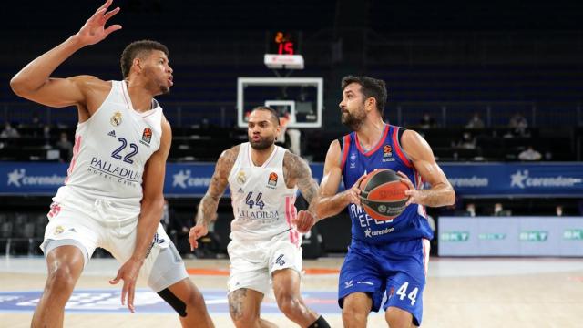 Tavares (Real Madrid) defendiendo a Simon (Anadolu Efes)