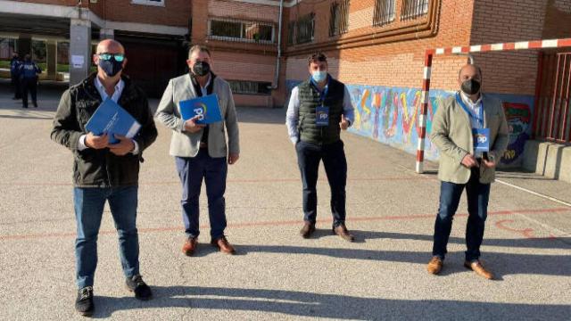 Los alcaldes de Mora y Gálvez, Emilio Bravo y Manolo Fernández, junto a otros dos apoderados del PP en las elecciones autonómicas de Madrid