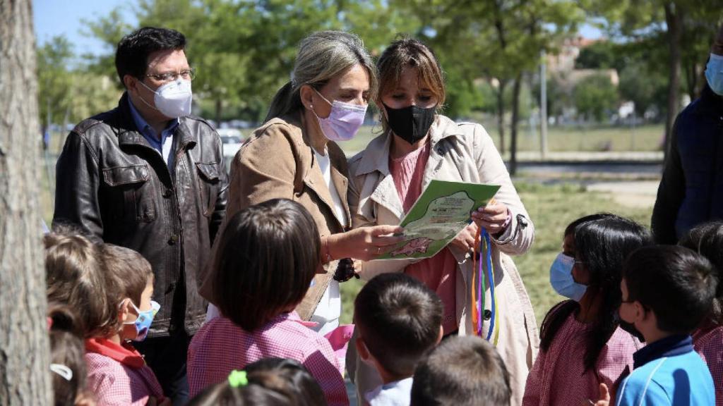 Milagros Tolón, alcaldesa de Toledo, este martes junto a escolares del colegio público Fábrica de Armas