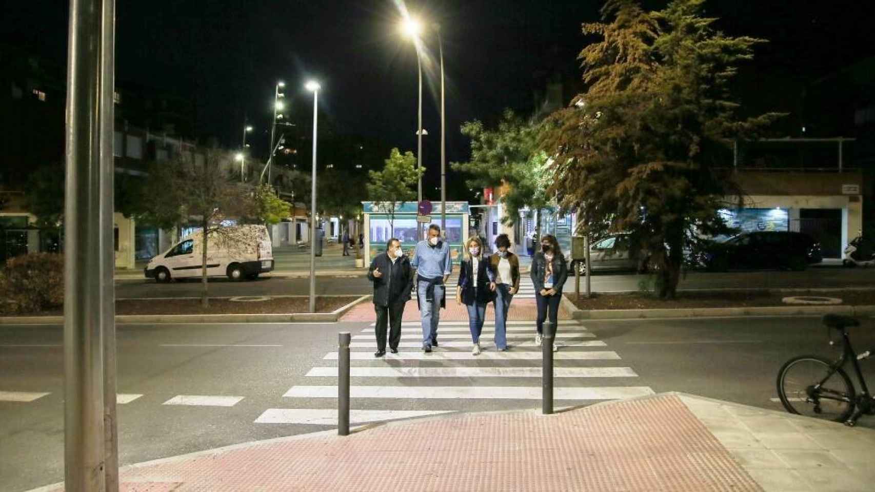 La alcaldesa de Toledo, Milagros Tolón, ha comprobado esta noche el nuevo alumbrado público de la avenida Río Guadarrama en el barrio del Polígono