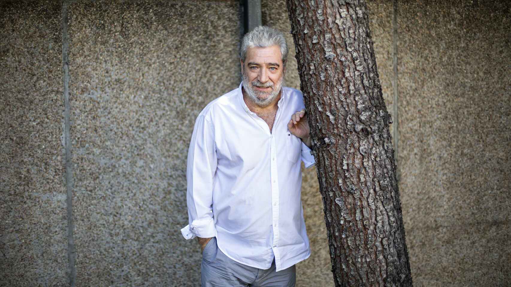 Miguel Ángel Rodríguez, durante una entrevista en el jardín de su casa con EL ESPAÑOL en 2019.