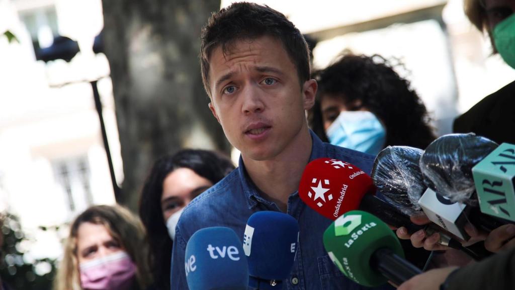 El portavoz de Más País en el Congreso, Íñigo Errejón, hace declaraciones tras votar en colegio Santa María de Jesús.