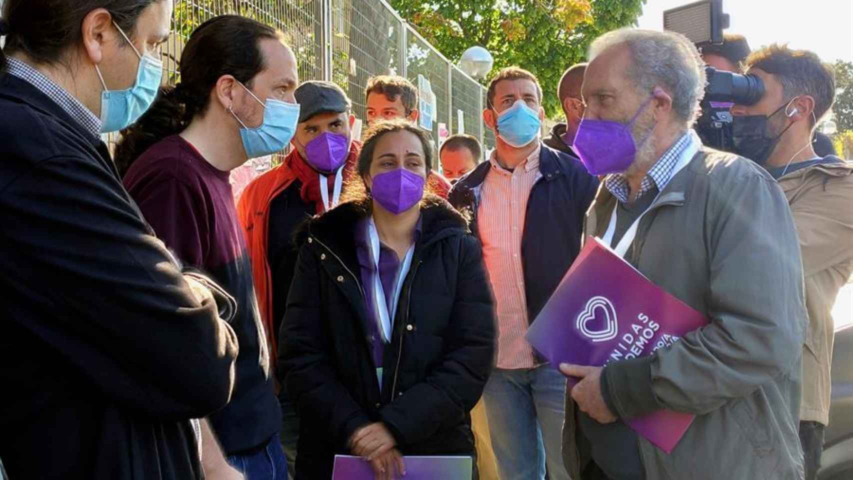 El candidato de Unidas Podemos,  Pablo Iglesias,  a su llegada al Colegio público La Navata en Galapagar para votar.