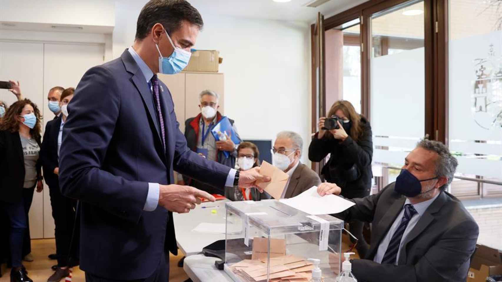El presidente del Gobierno, Pedro Sánchez, vota en Pozuelo de Alarcón.
