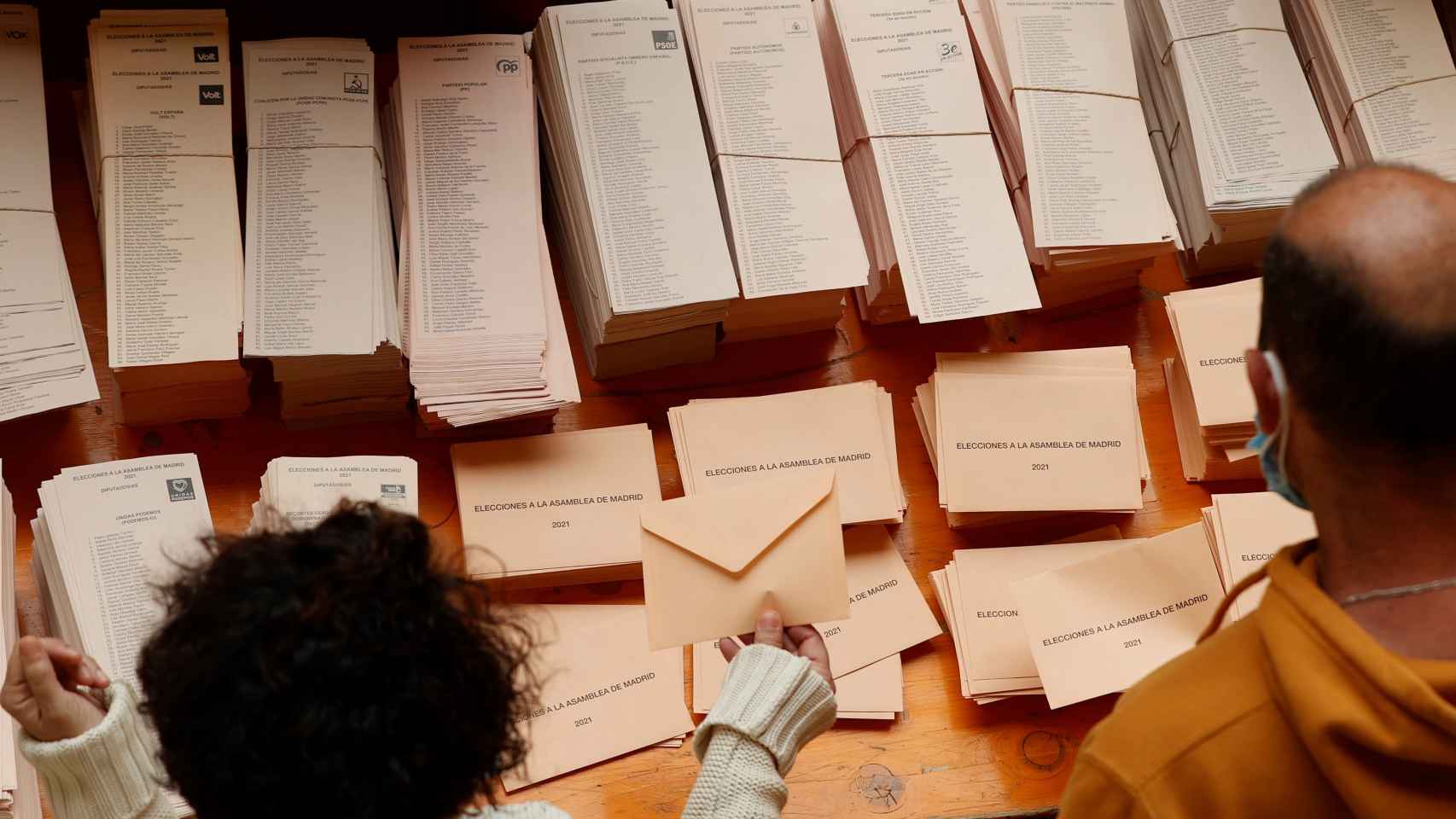 Vecinos de Moralzarzal (Madrid) votan este martes en las elecciones autonómicas.