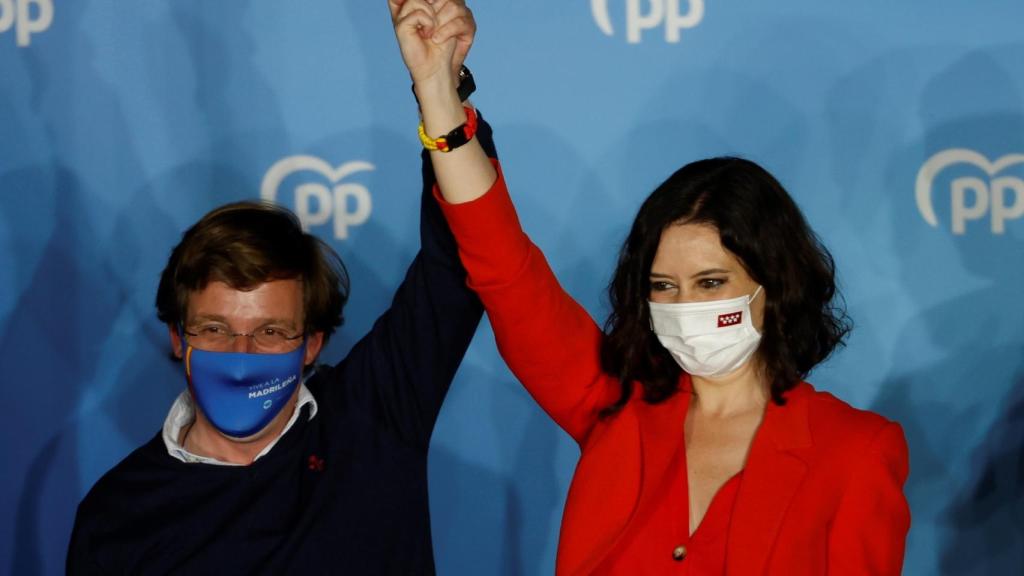 Isabel Díaz Ayuso y el alcalde de Madrid, José Luis Martínez Almeida, en la sede del PP en la calle Génova.