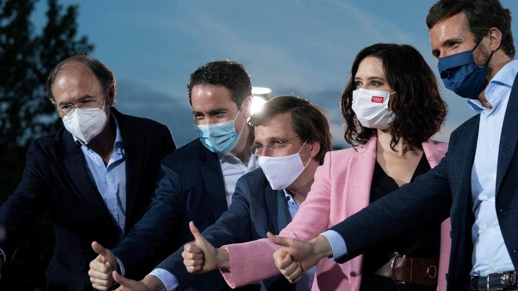 Isabel Díaz Ayuso, entre el alcalde Almeida; el presidente del PP, Pablo Casado; el secretario general García Egea; y el líder del PP madrileño, García-Escudero.