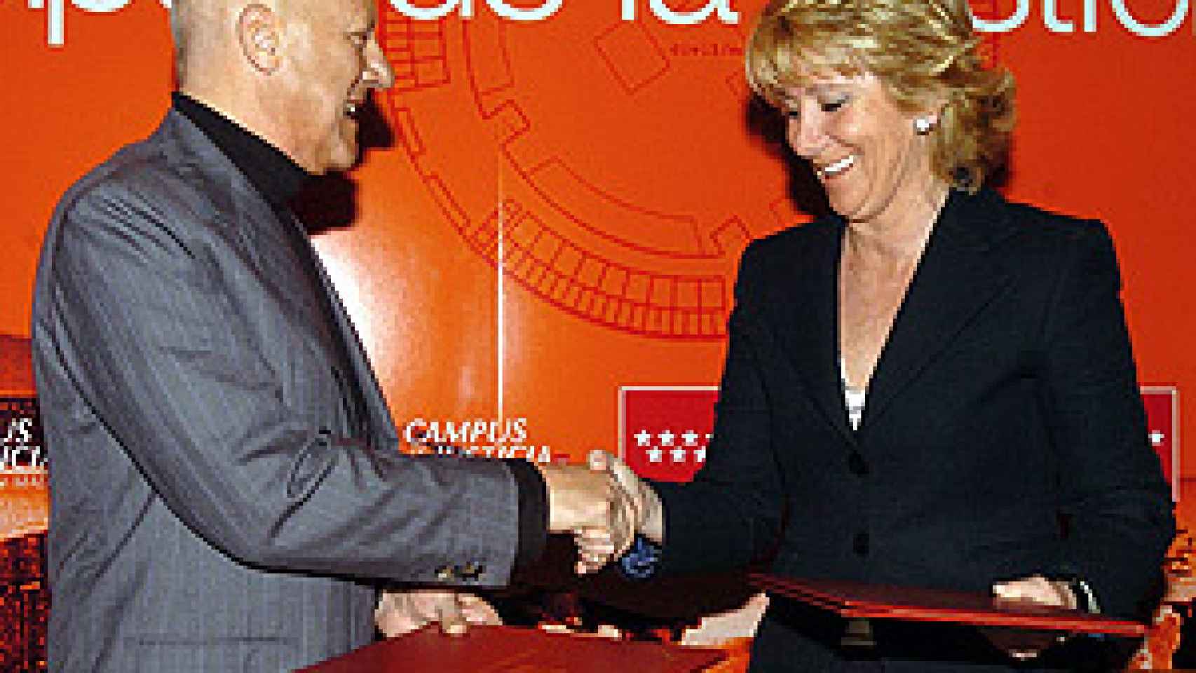 Foster y Aguirre en el acto celebrado en Madrid el 17 de abril de 2006./
