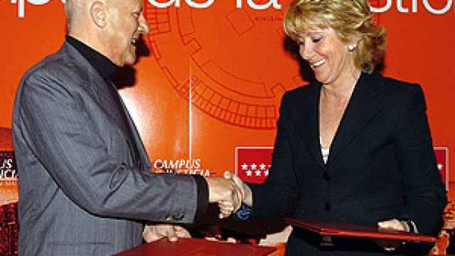 Foster y Aguirre en el acto celebrado en Madrid el 17 de abril de 2006./