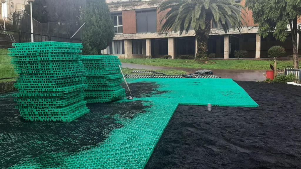 Instalación de este sistema de drenaje en el suelo para sustituir el asfalto o el hormigón.