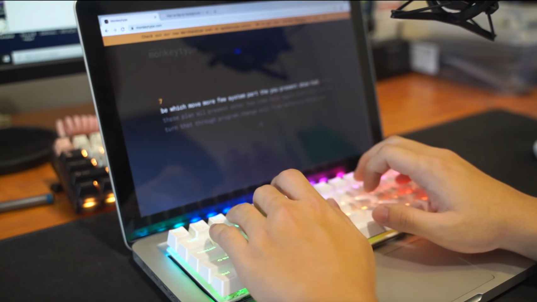 Apple tampoco ofrece aún teclados con iluminación RGB