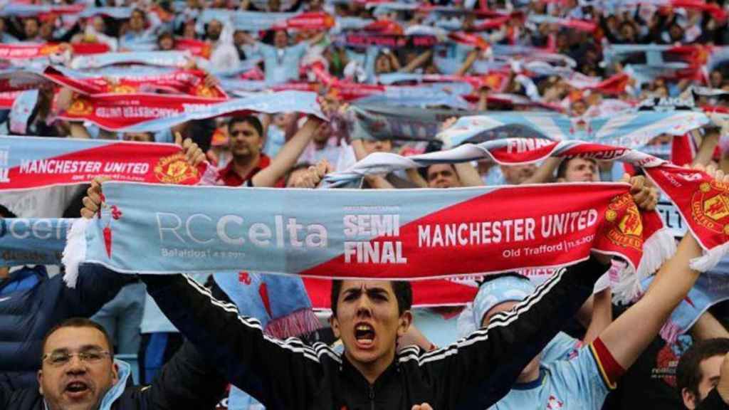 El Celta repartió bufandas conmemorativas antes del partido contra el Manchester United en Balaídos