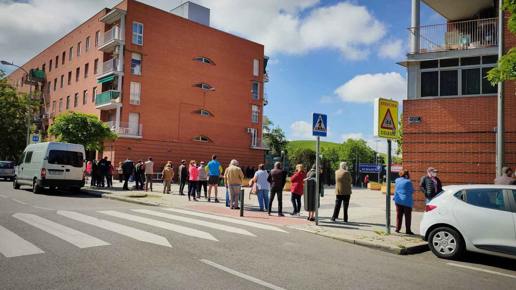 Cola para votar en el colegio El Madroño, en Vallecas, donde votaba Iglesias cuando vivía aquí.