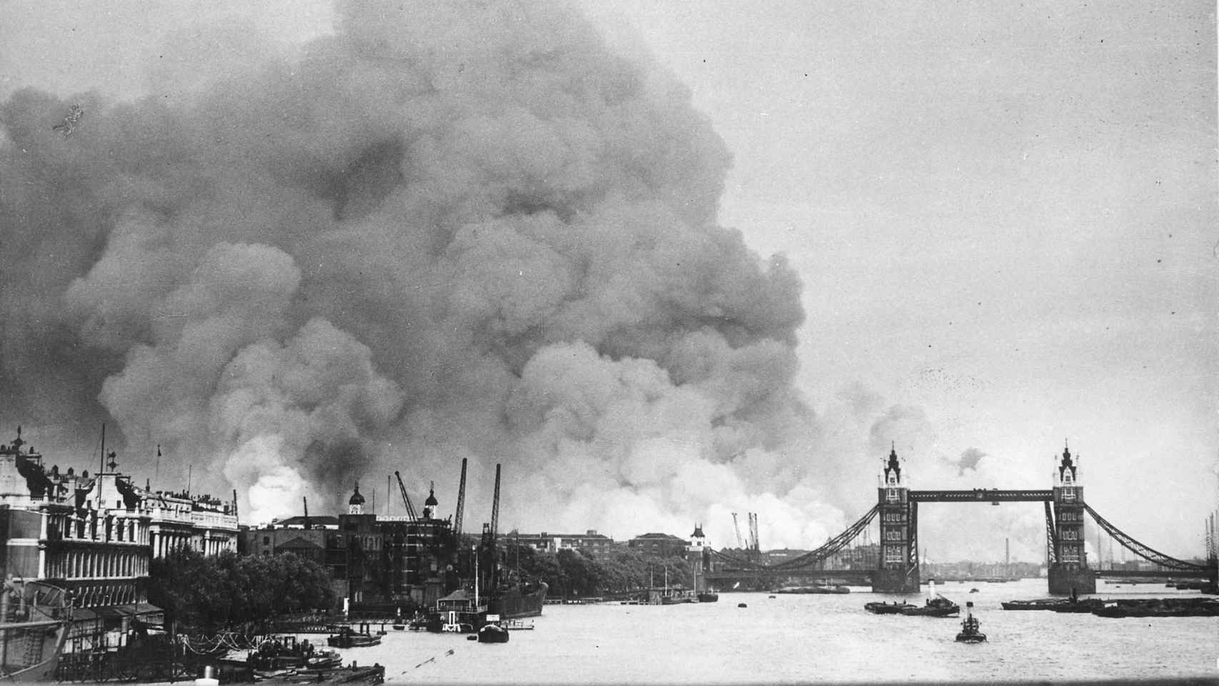 Vista del río Támesis y el humo en los puertos de Londres tras los primeros bombardeos del 7 de septiembre de 1940.