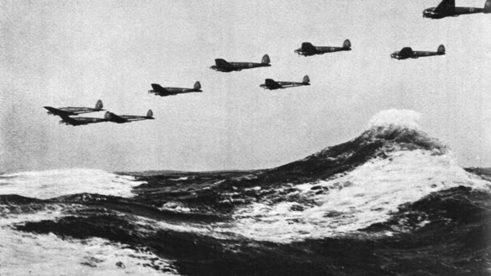 Bombarderos alemanes Heinkel He 111 atravesando el canal de la Mancha en 1940.