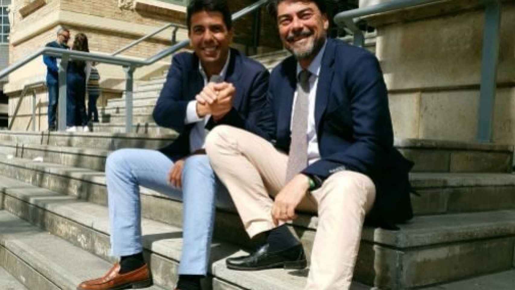 El presidente de la Diputación y el alcalde de Alicante, sellando su alianza en 2019.