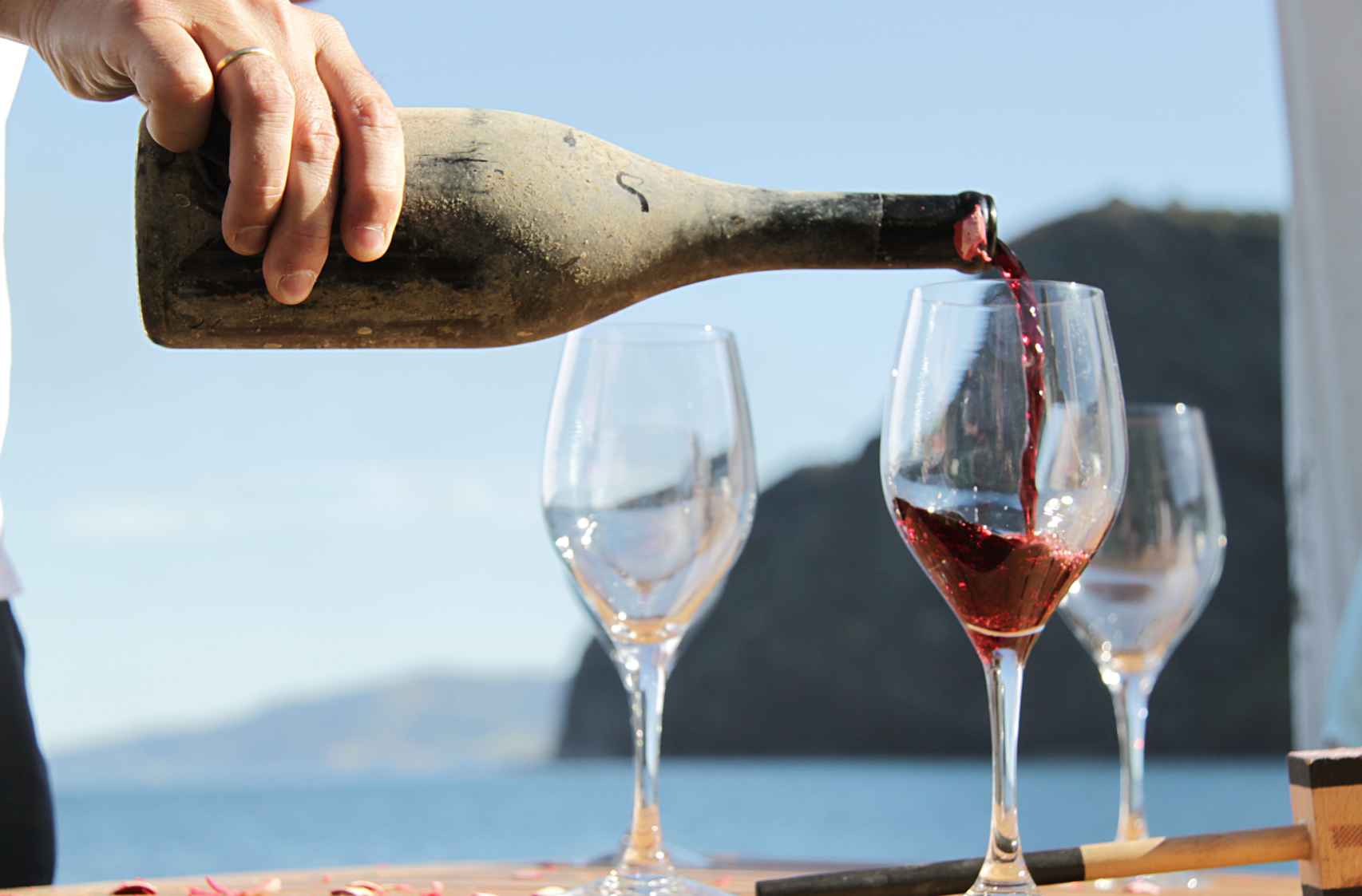 El vino criado bajo el mar tiene matices salinos.