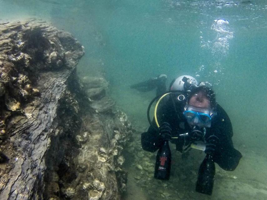 Visitar las bodegas submarinas lleva a otro nivel el enoturismo.