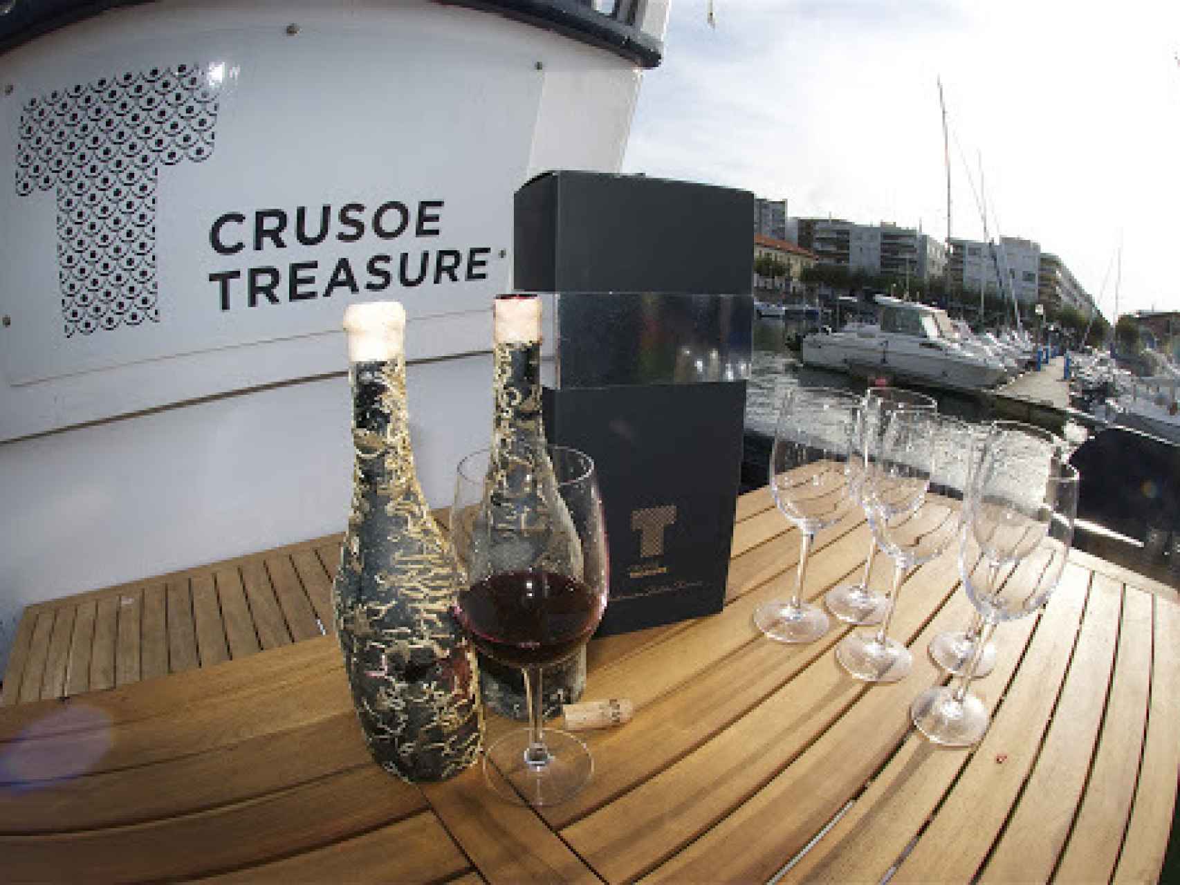 Cata de vinos submarinos a bordo del barco de Crusoe Treasure.