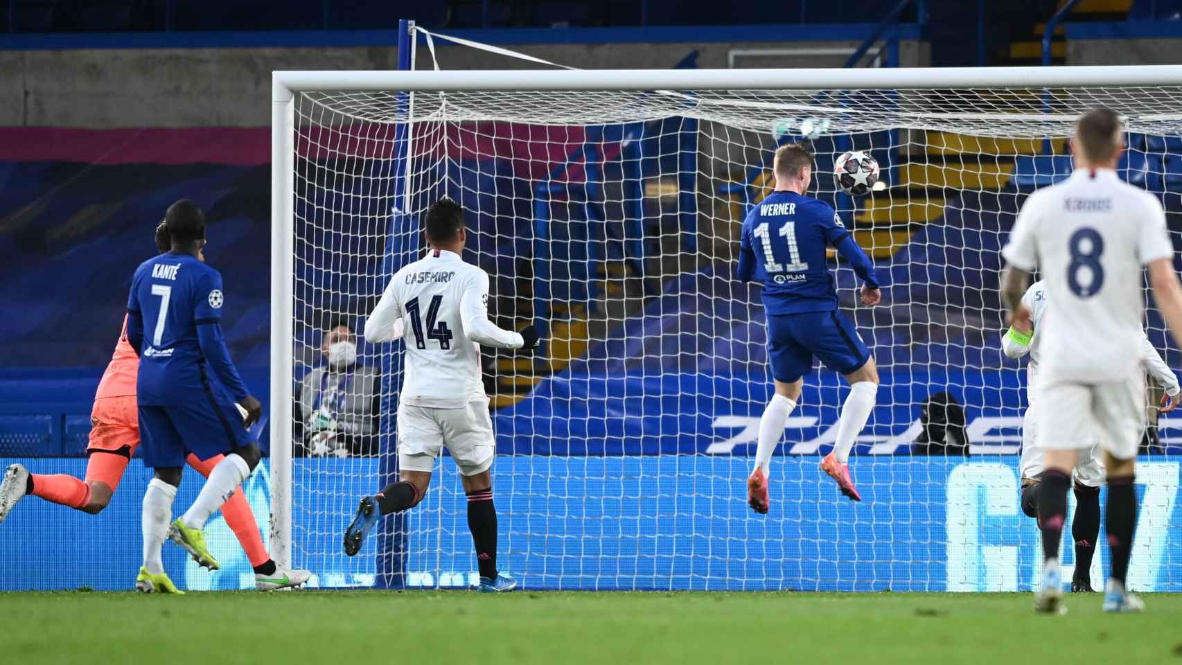 Timo Werner remata de cabeza un lanzamiento que había tocado en el larguero y marca gol para el Chelsea