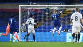 Timo Werner remata de cabeza un lanzamiento que había tocado en el larguero y marca gol para el Chelsea