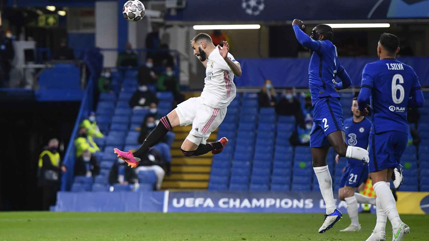 Karim Benzema se adelanta a la defensa del Chelsea y remata a portería
