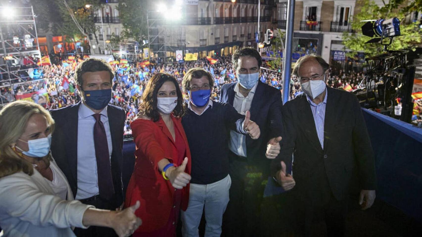 El líder del PP, Pablo Casado; la presidenta de la Comunidad de Madrid, Isabel Díaz Ayuso; el alcalde de Madrid, José Luis Martínez-Almeida; y otros miembros del PP celebran la victoria electoral el 4-M