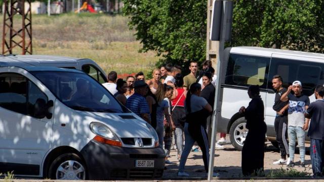 Varios vecinos de la zona donde ocurrió el tiroteo, congregados el pasado martes (EFE)