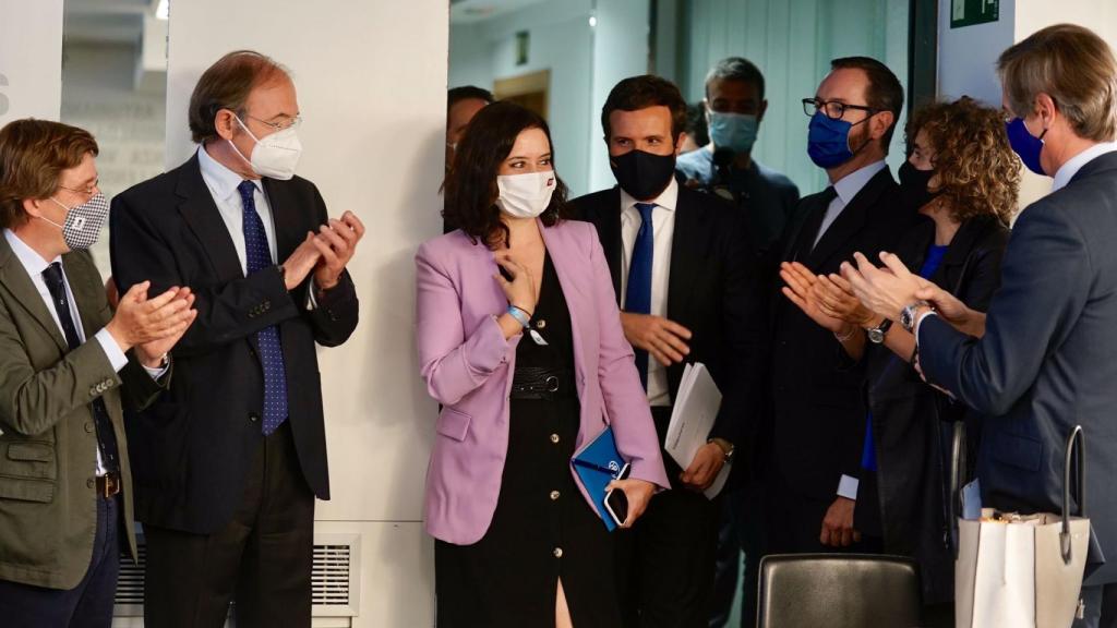 Ayuso y Casado, ovacionados a su llegada este miércoles a la Junta Directiva Nacional del PP.