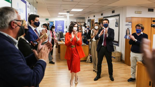 Isabel Díaz Ayuso, aplaudida en Génova durante el escrutinio de las elecciones del 4-M.