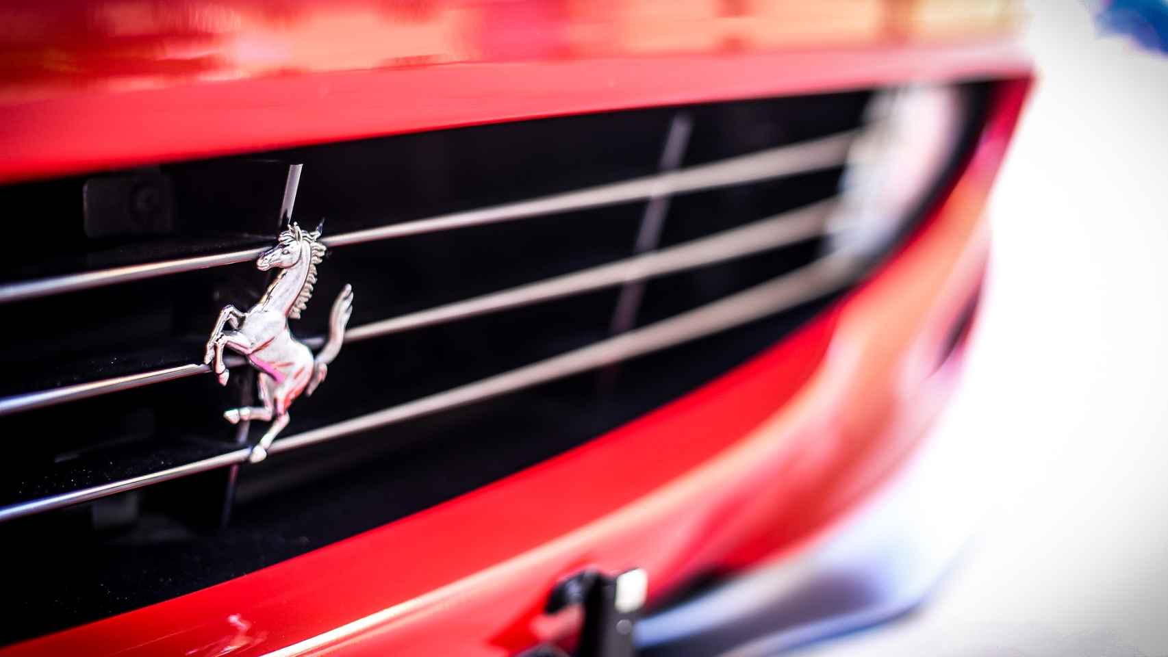 Detalle con el logotipo de Ferrari en un coche de la marca.