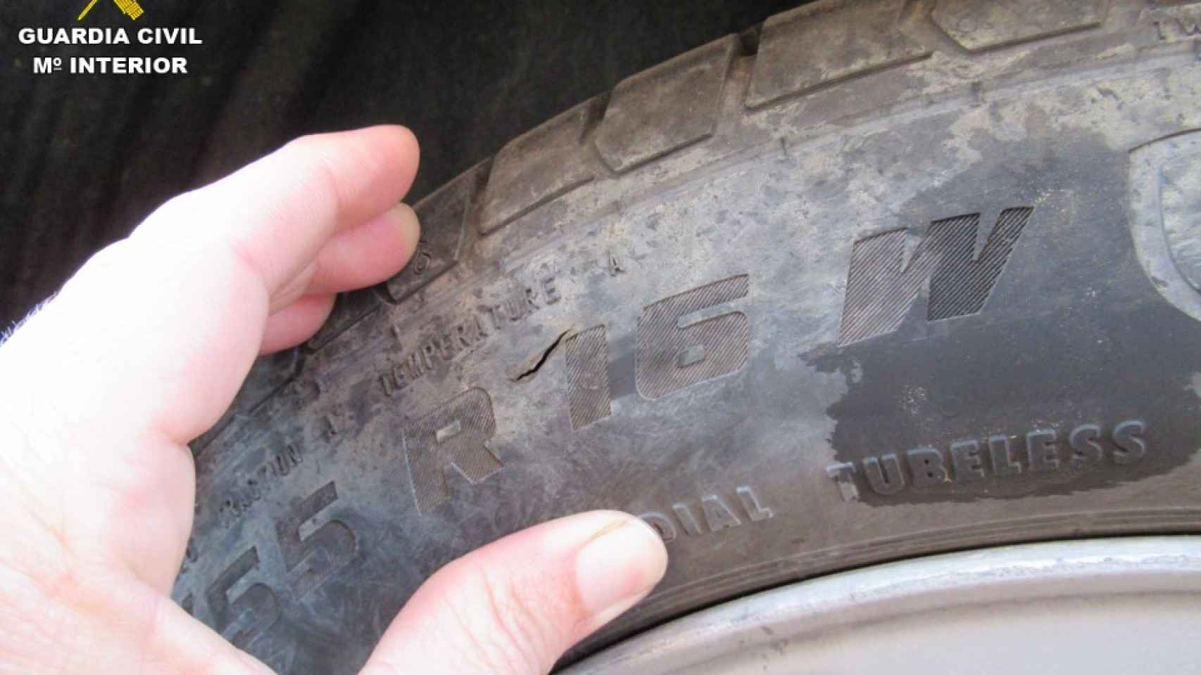 Foto del estado de un neumático tras el pinchazo.