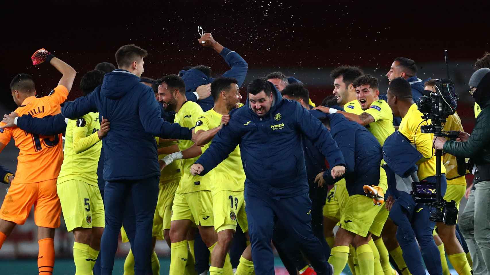 Los jugadores del Villarreal celebran el pase a la final de Europa League
