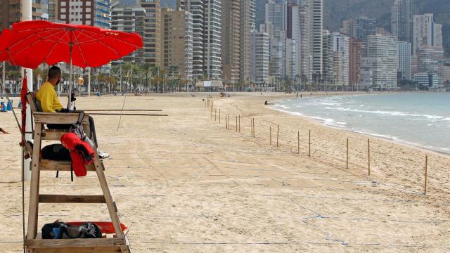 Playa de Benidorm parcelada y vacía, este jueves.