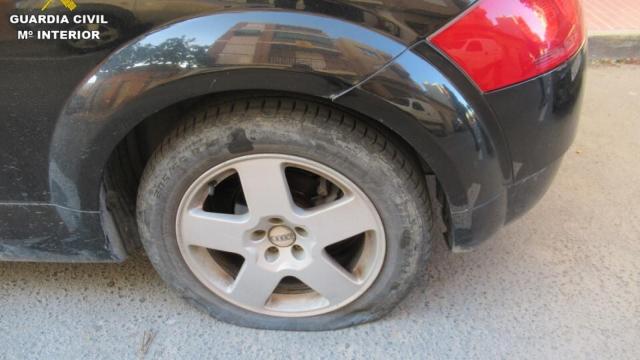 Detenido un anciano en San Vicente que pinchaba las ruedas de los coches que le molestaban