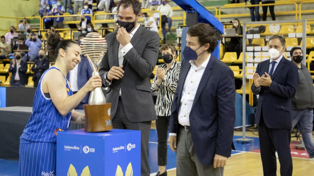 Jorge Garbajosa y Alfonso Fernández Mañueco, en la entrega del trofeo de la Liga Femenina al Perfumerías Avenida