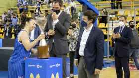 Jorge Garbajosa y Alfonso Fernández Mañueco, en la entrega del trofeo de la Liga Femenina al Perfumerías Avenida