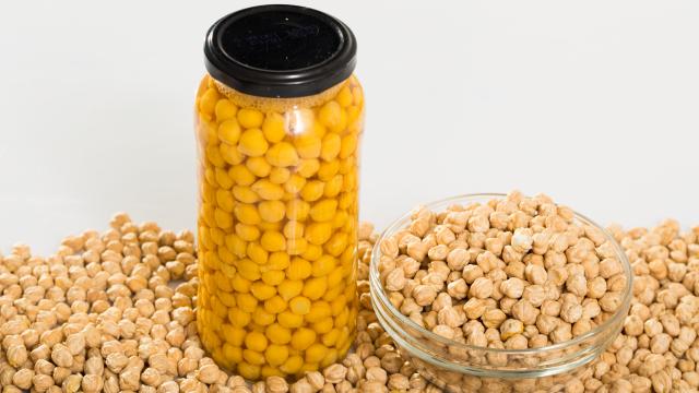 Garbanzos cocidos en bote de vidrio y secos para cocer en casa.