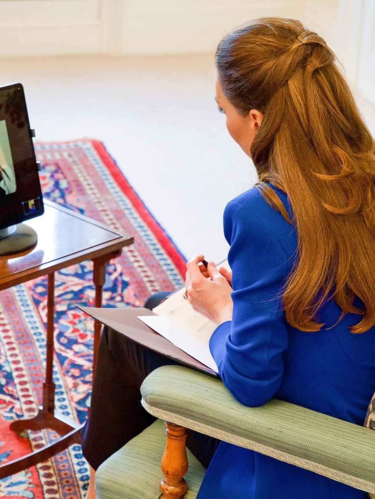 Kate Middleton luciendo una 'blazer' azul cobalto de Zara, durante una reunión telemática.