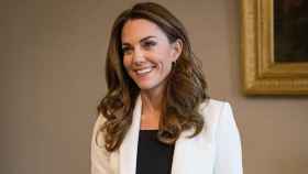 Kate Middleton apostó por una 'blazer' blanca de Zara, durante una reunión el pasado noviembre.