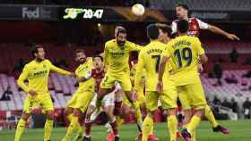 El Villarreal defiende un córner ante el Arsenal