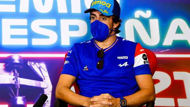 Fernando Alonso atiende a los medios en el Gran Premio de España