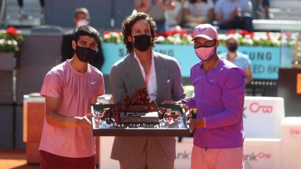 Carlos Alcaraz, Feliciano López y Rafa Nadal con la tarta en felicitación a Carlos por sus 18 años