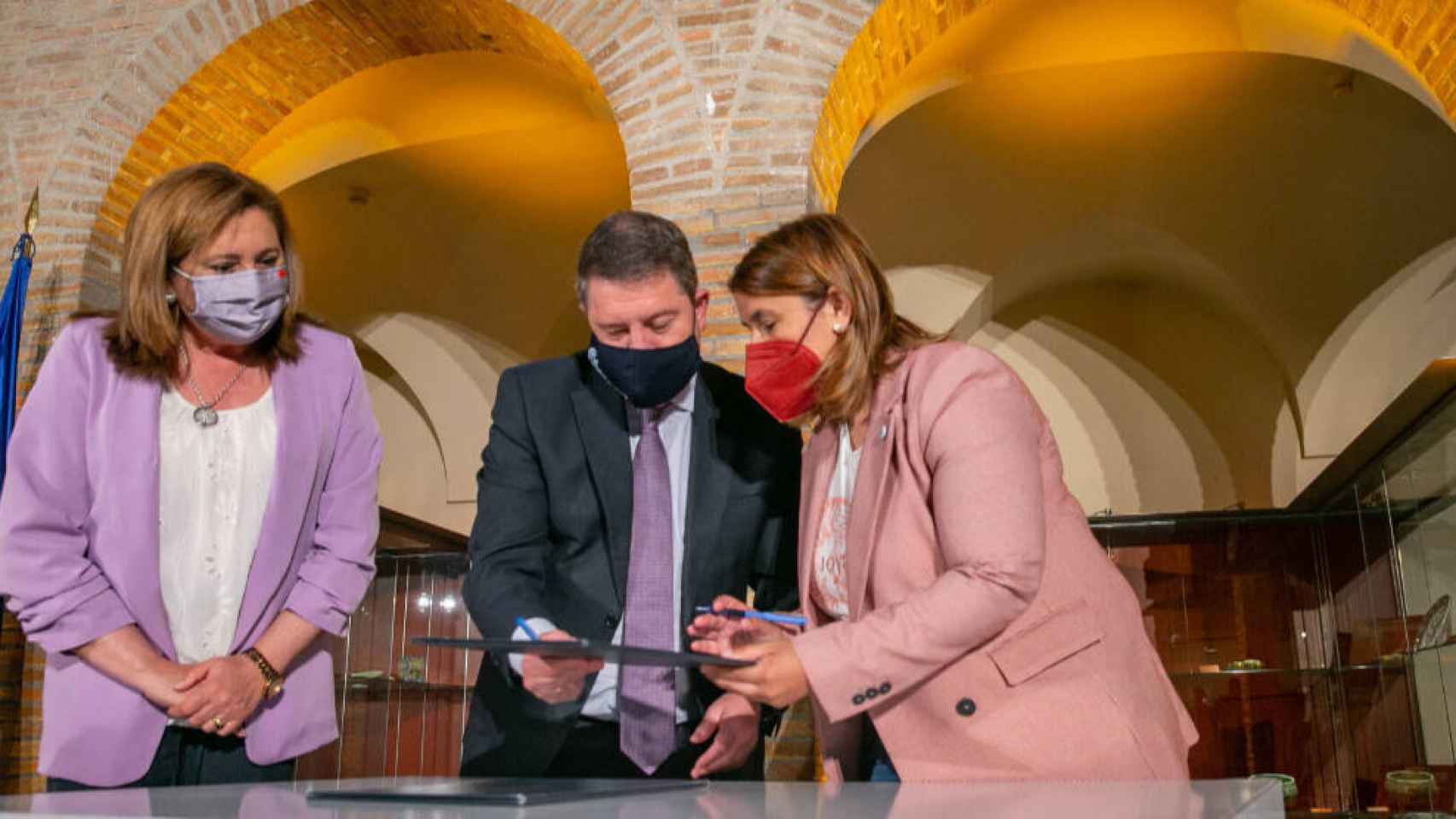 El presidente de Castilla-La Mancha, Emiliano García-Page, y la alcaldesa de Talavera, Tita García, firman el nuevo convenio del Museo Ruiz de Luna