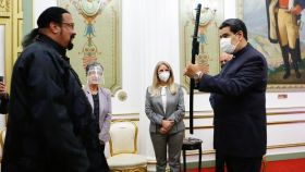 Nicolás Maduro con Steven Seagal en el Palacio de Miraflores.